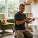 Panduan rotasi furnitur dan catification untuk mengatasi perilaku kucing spraying di dalam rumah berdasarkan pengalaman praktisi perilaku kucing.